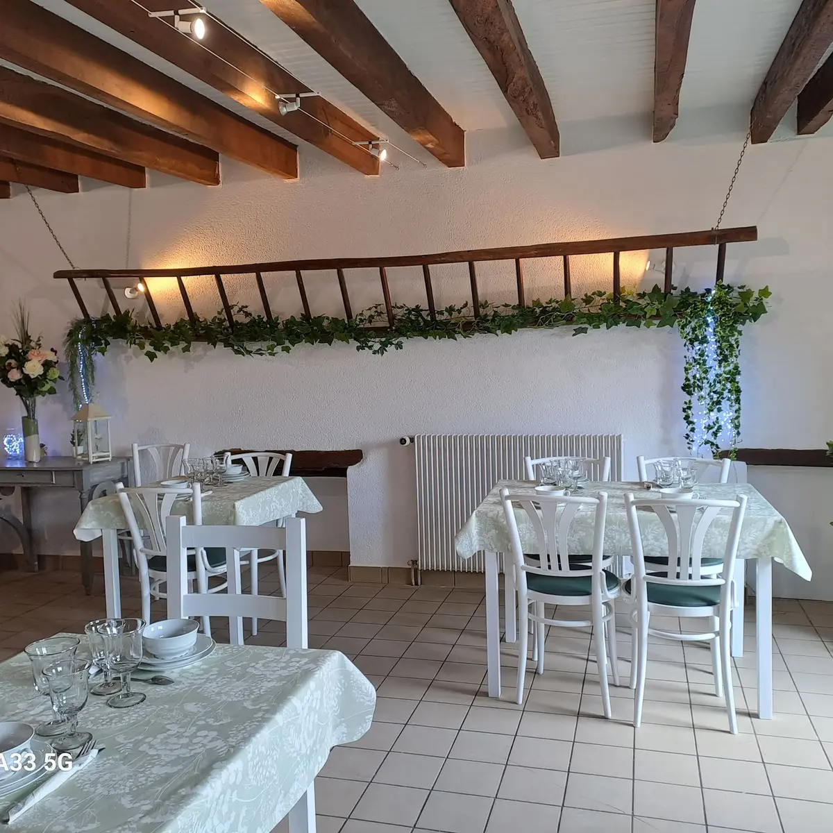 Intérieur du restaurant So Tea's à Moissannes