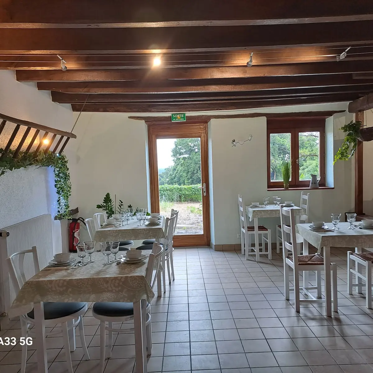 Intérieur du restaurant So Tea's à Moissannes