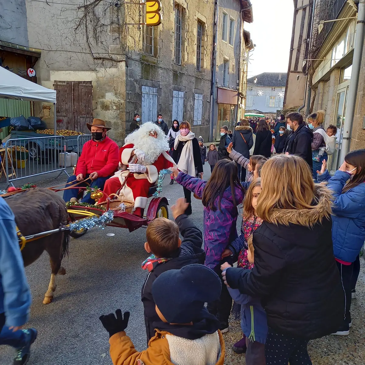 Passage du Père Noël au Marché de Noël de Saint Léonard de Noblat