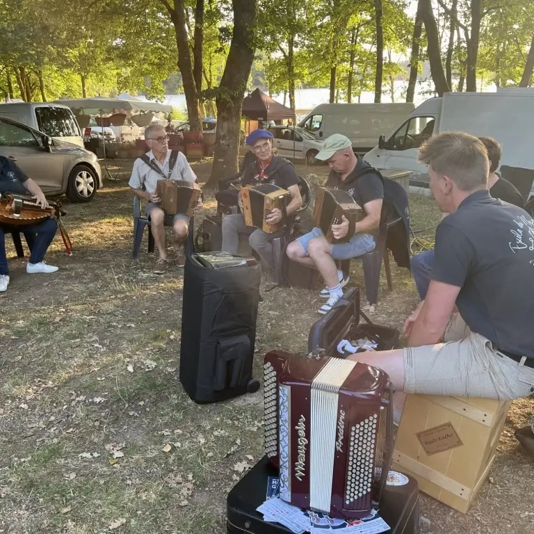 Marché nocturne 06 8 35  (3) (Medium).HEIC