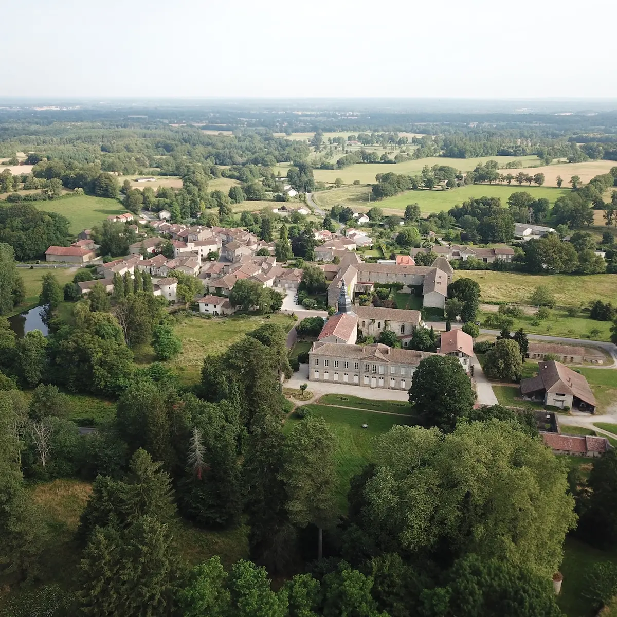 Mortemart_vue aérienne_des couvents