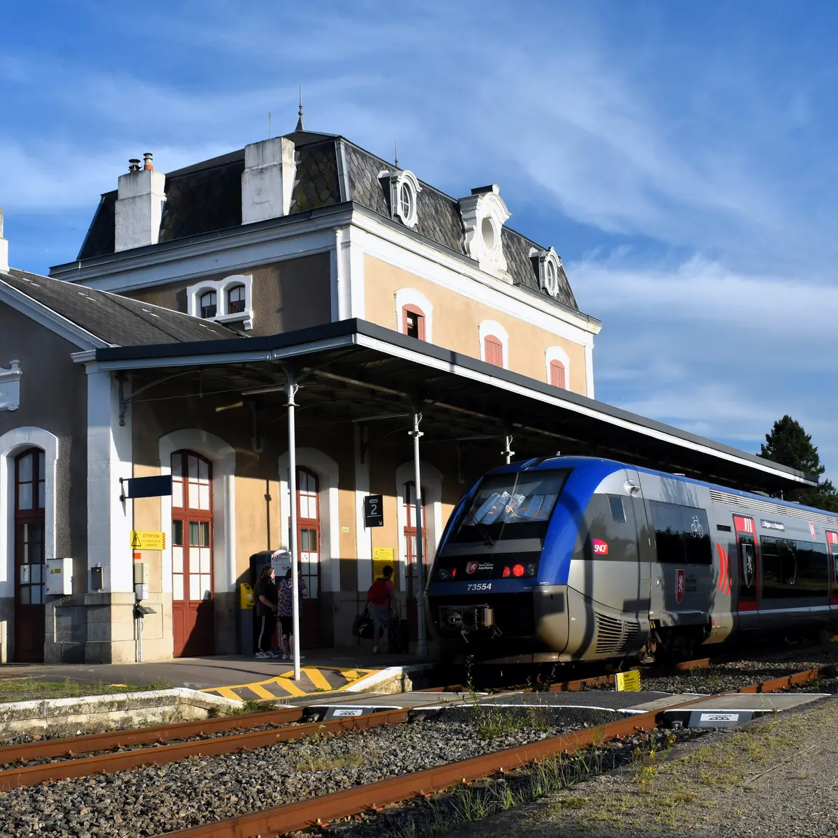 P15 2 St-Léonard autorails X73500 devant Bâtiment Voyageurs pr lycéens dir Meymac et Ussel DSC_0524