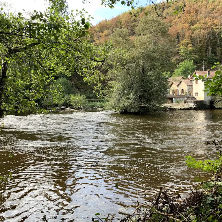 Pêche à la mouche au Moulin de l'Artige à Saint Léonard de Noblat - Vue à l'aval du seuil de Roche Servière
