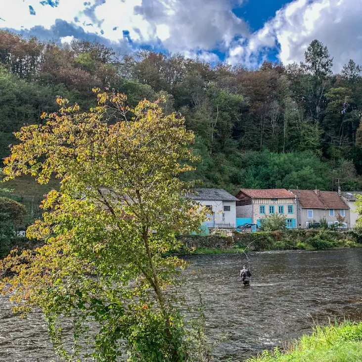 Pêche à la mouche sur la Vienne à côté du vieux pont à Saint Léonard de Noblat