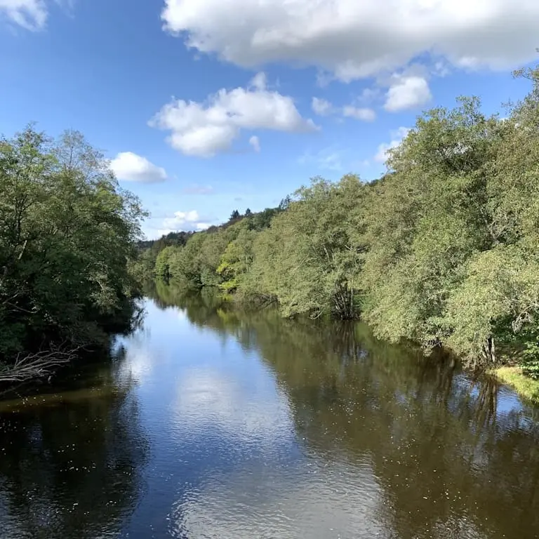Pêche à la truite fario sur la Vienne en Limousin Vue vers l'aval depuis le pont de Roche Servière