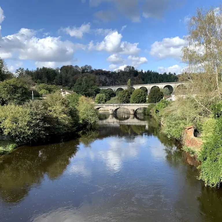 Pêche aux salmonidés sur la Vienne à côté du vieux pont à Saint Léonard de Noblat en Haute-Vienne