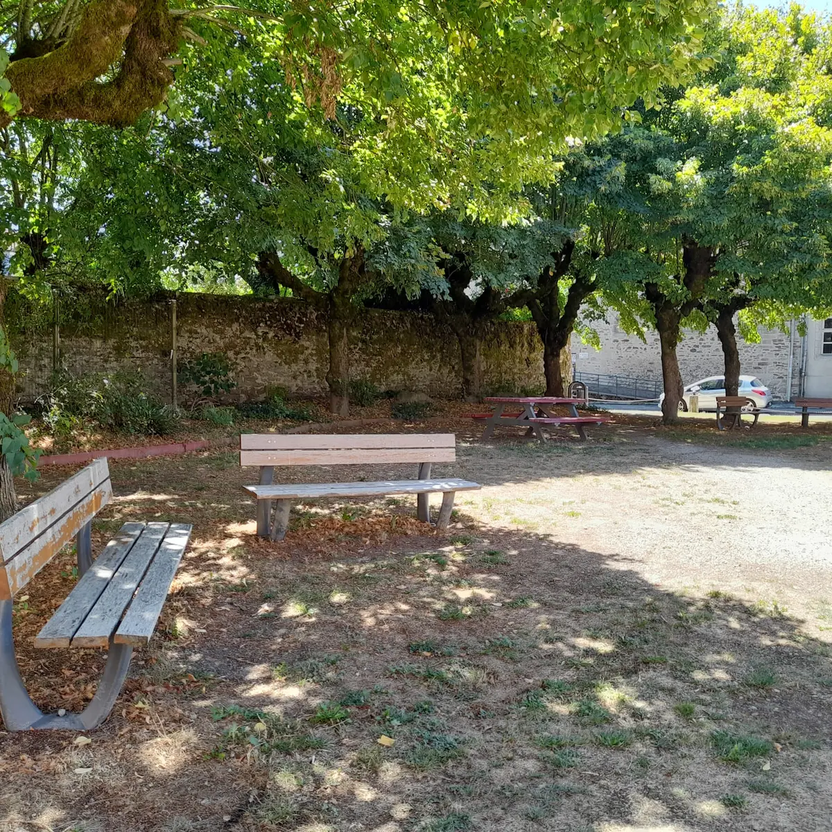Pique-nique à l'ombre dans le centre-ville de Saint-Léonard de Noblat derrnière la collégiale