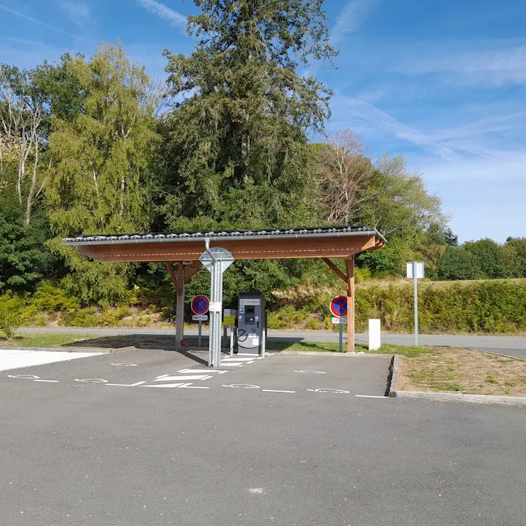 Rechargez votre véhicule électrique à Champnétery sur la route de Vassivière
