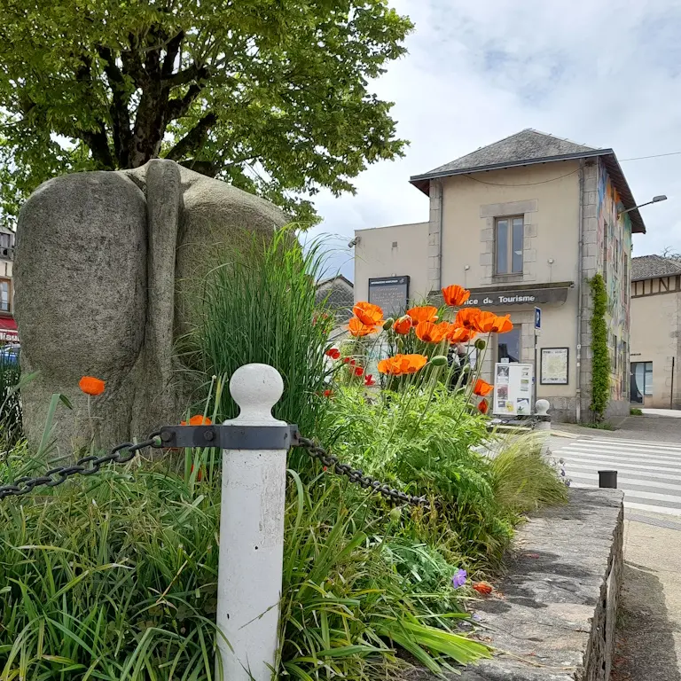 Statue de taureau limousin de Saint-Léonard de Noblat vue de dos