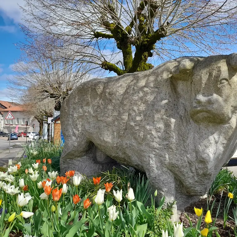 Statue de taureau limousin de Saint-Léonard de Noblat