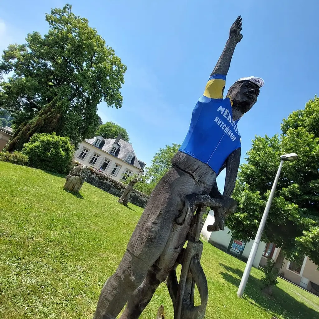 Statue en bois de Poulidor à Saint-Léonard de Noblat en Limousin