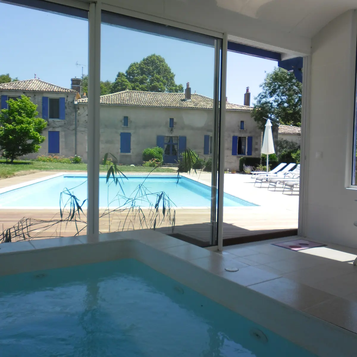 Vue de la maison depuis le spa