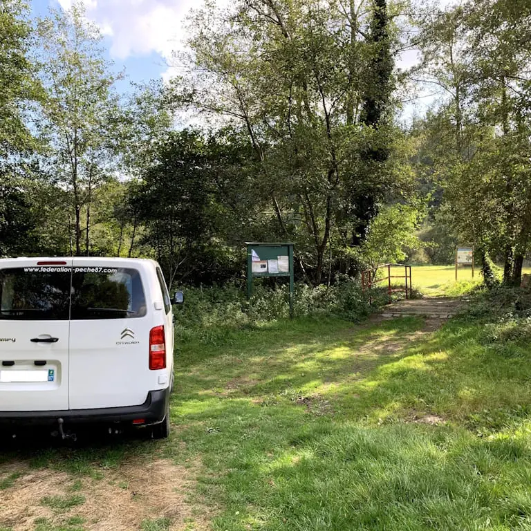 Zone de stationnement de Brignac rive droite - Pêche sur la Vienne en Limousin à Royères