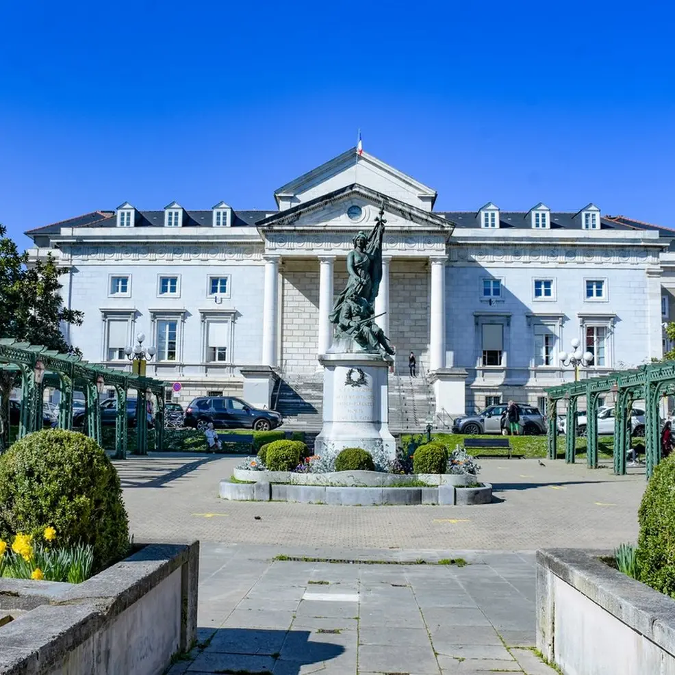 Place de la libération - Pau - le palais de Justice
