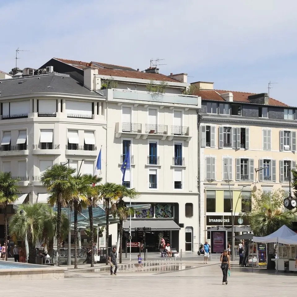 Place Clemenceau - Pau - côté commerces