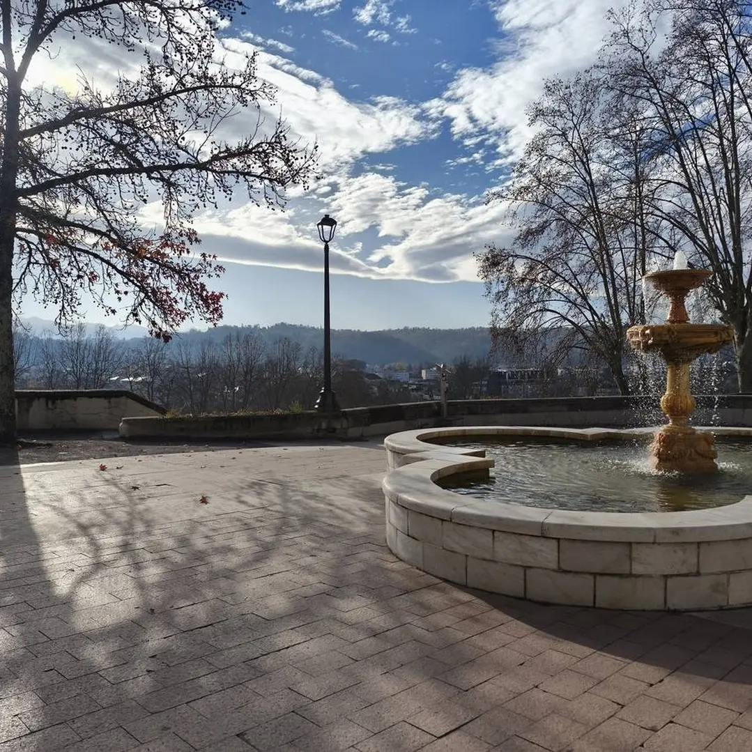 Place de la déportation - Pau - vue sur les coteaux