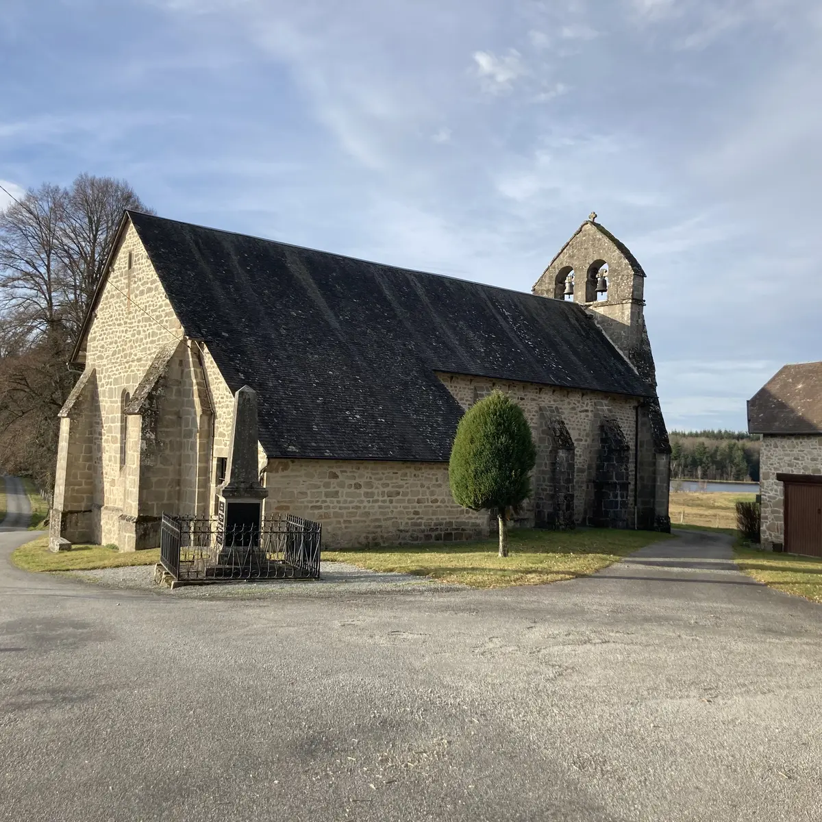 église - Saint-Hilaire-les-Courbes © L Golfier  (2)