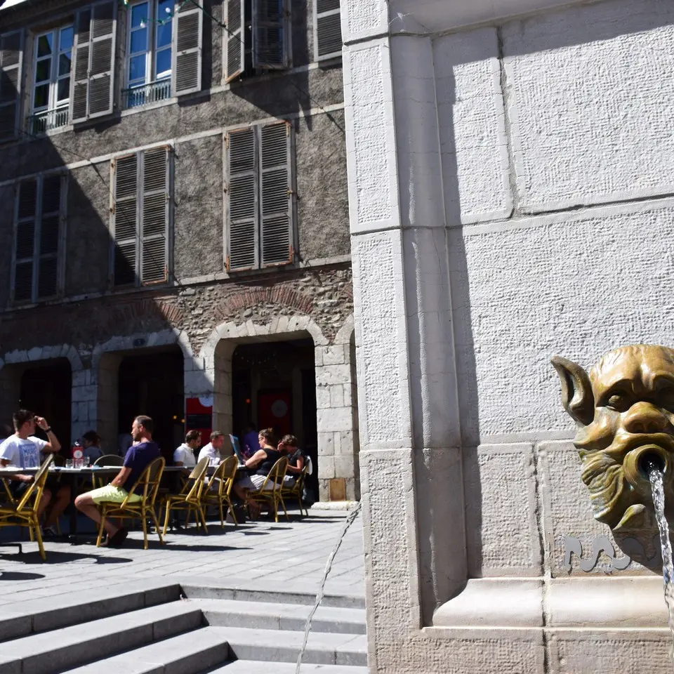 Pau, capitale royale - Fontaine de la place reine Marguerite