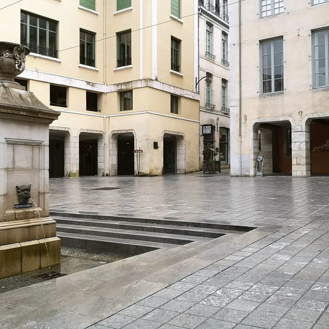 Place Reine Marguerite - Pau - côté arcades