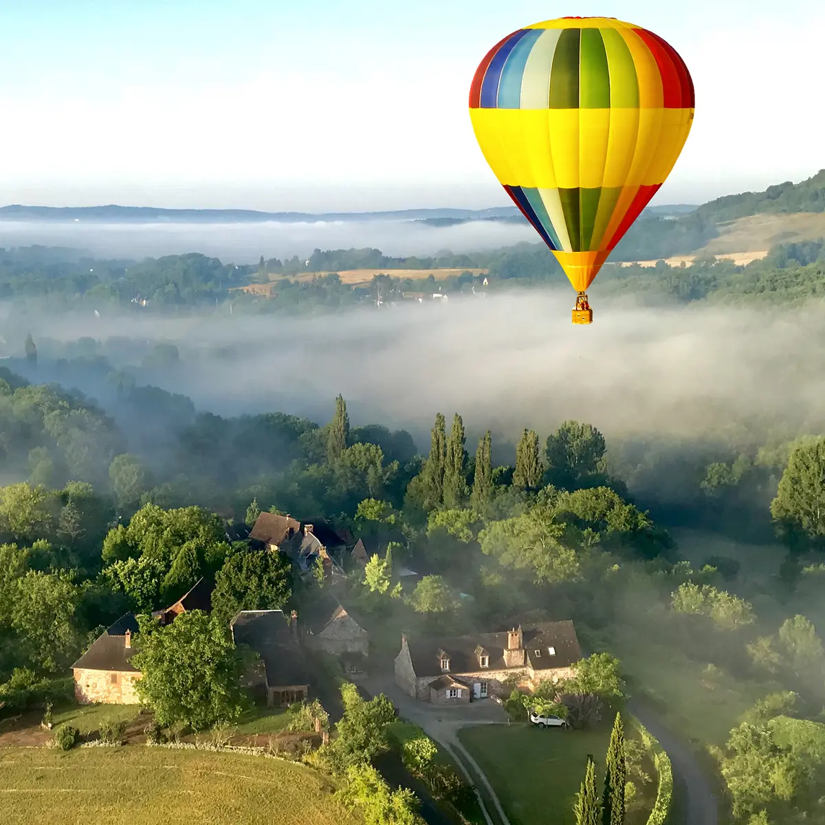 sSurvole de la compagne corrèzienne en montgolfière