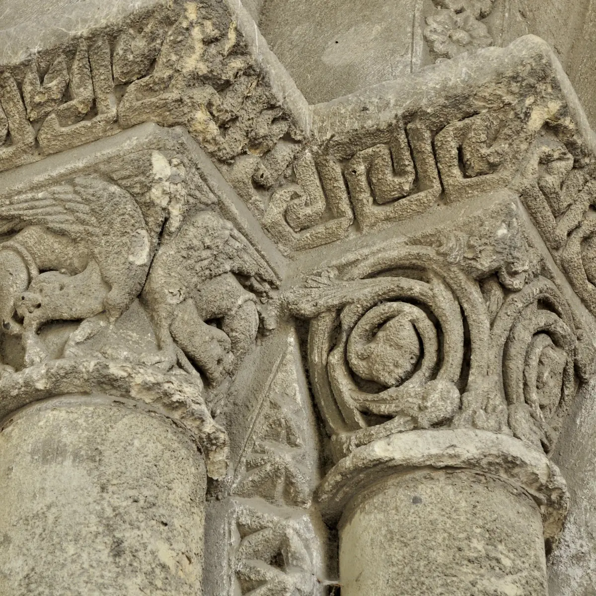chapiteaux-romans-porche-de-la-Collegiale-de-Saint-Aignan