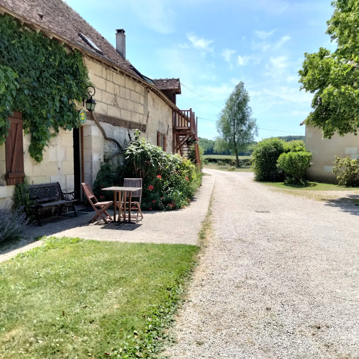 cour avec batiment chambres et gite