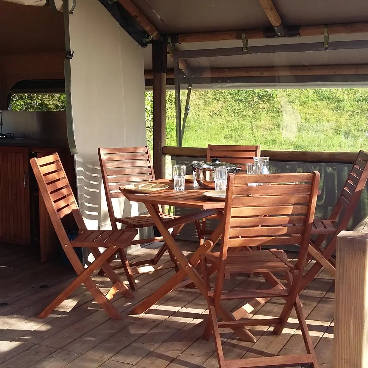 Lodges au Camping du Sans Souci à Fresnay-sur-Sarthe - terrasse