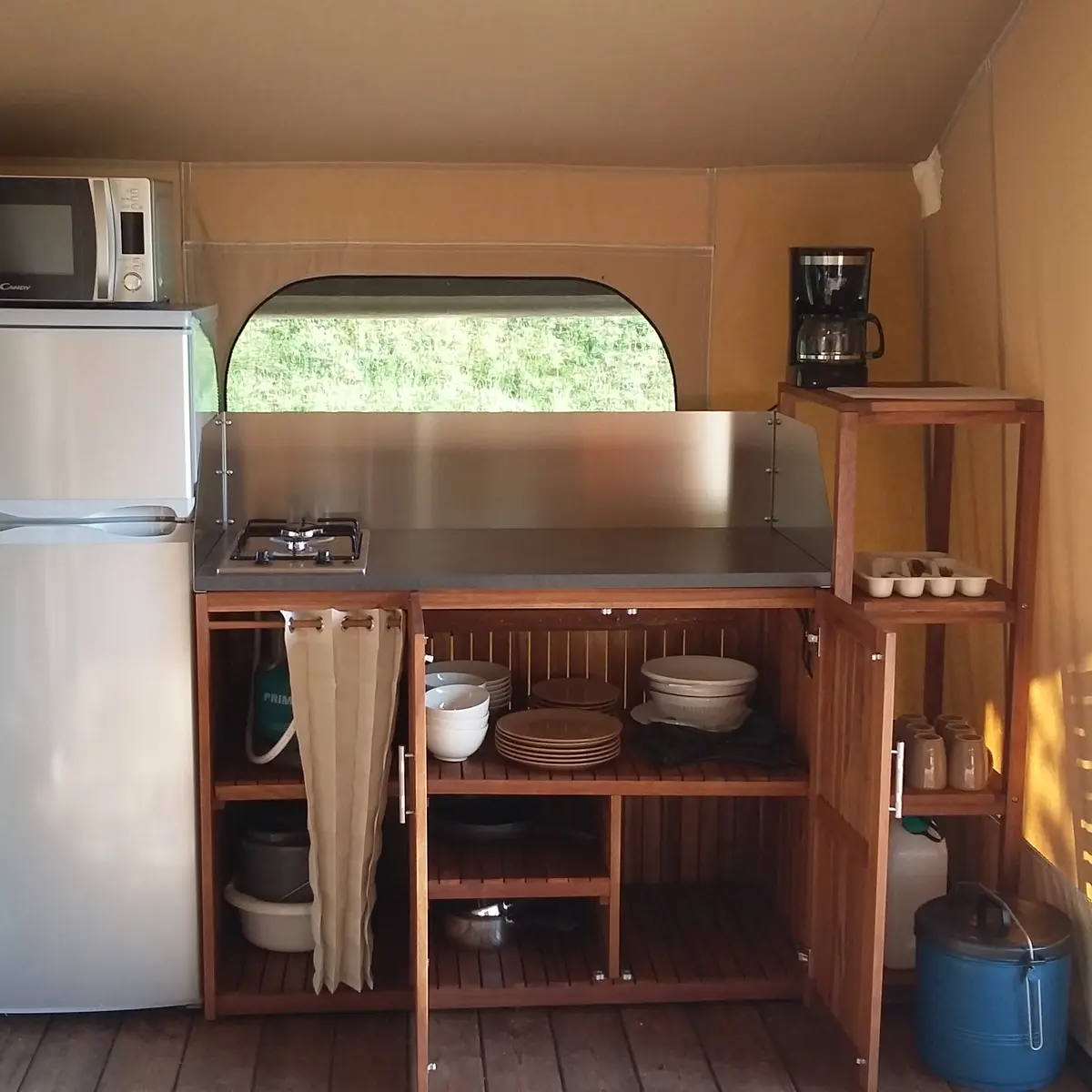 Lodges au Camping du Sans Souci à Fresnay-sur-Sarthe - pièce de vie