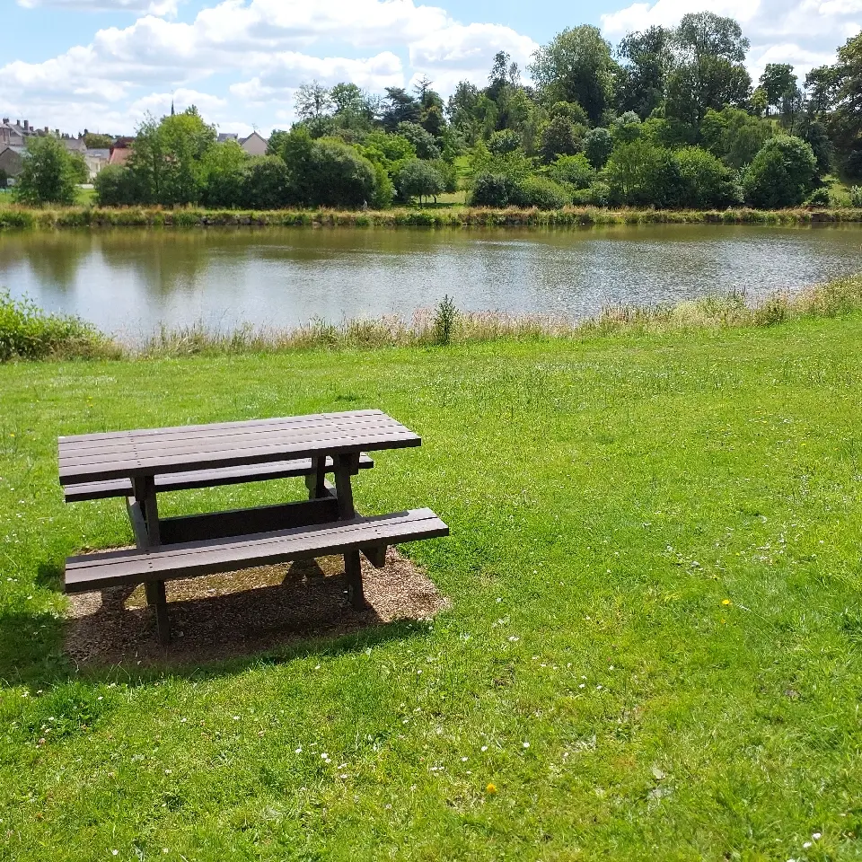 table de pique-nique plan d'eau Vaiges