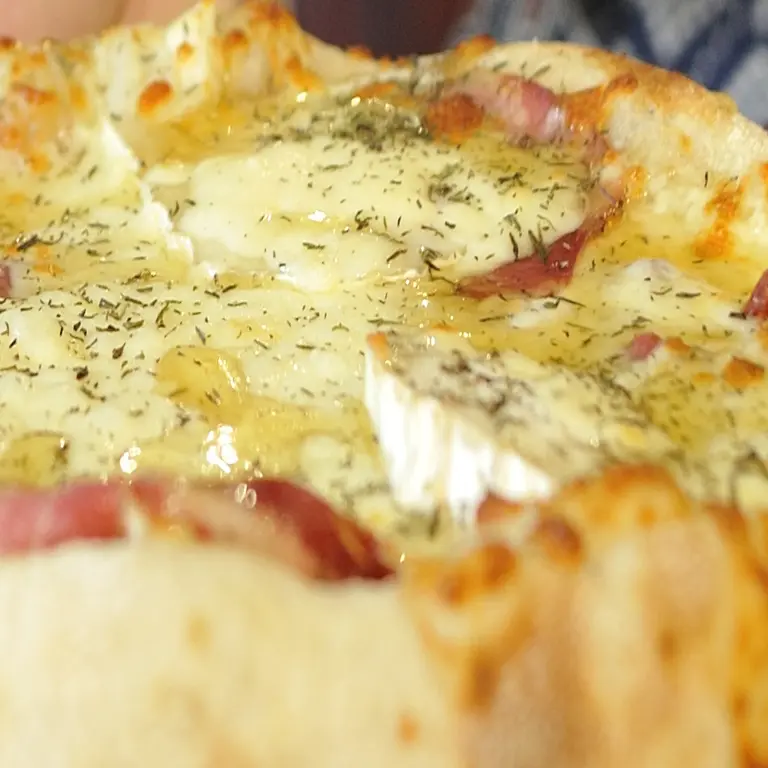 Pizza MIELE, savoureux mélange de fromage de chêvre, miel et thym...