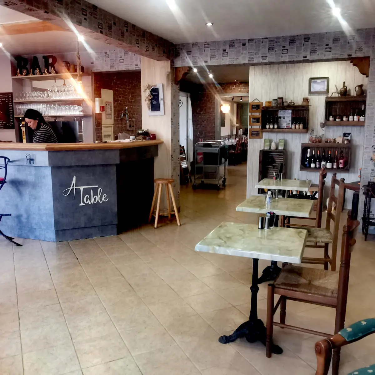 a table salle et bar (2)