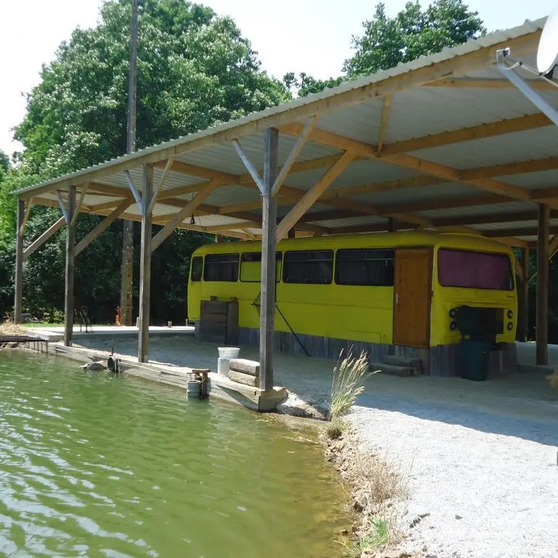 camping du Bas Maine à la Croixille : bus aménagé