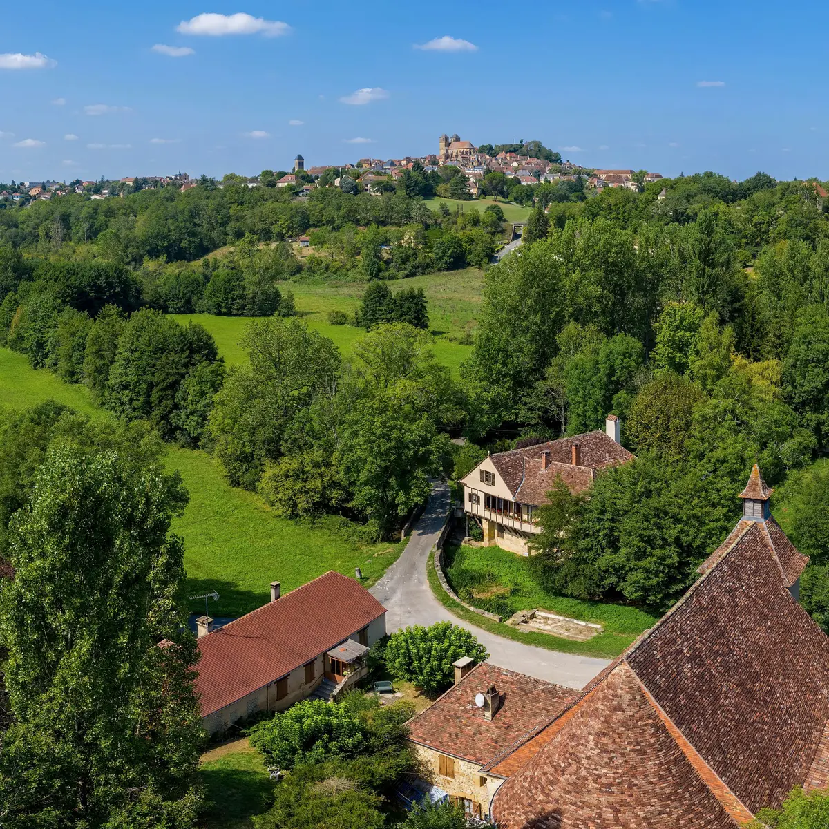 Vue aérienne de la chapelle Notre Dame des Neiges de Gourdon