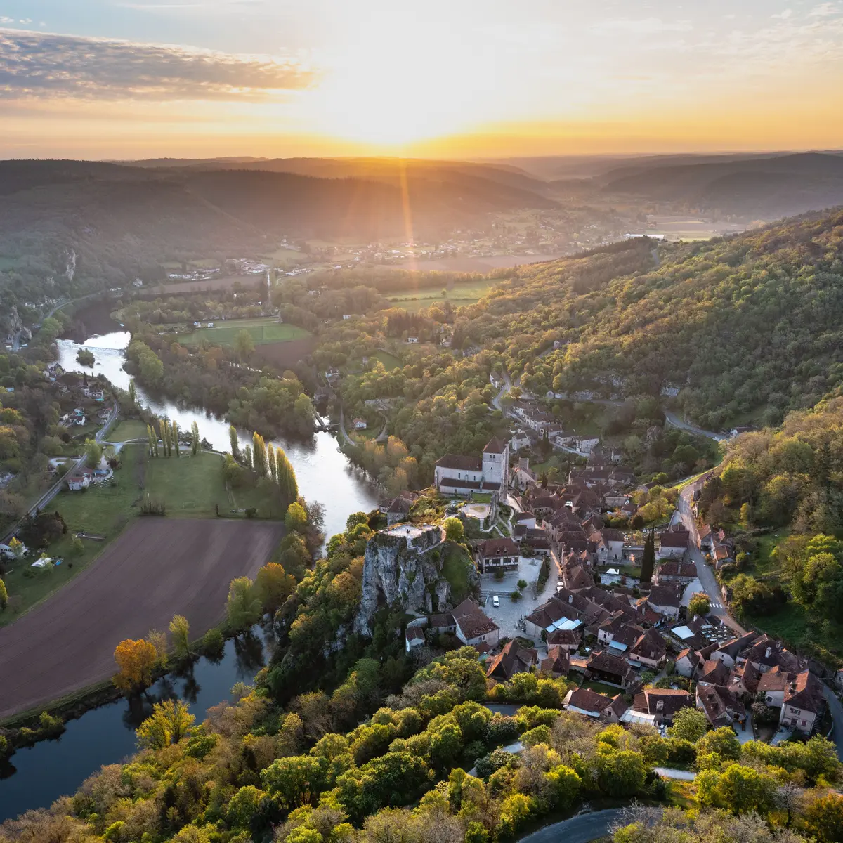 Soleil levant sur Saint-Cirq-Lapopie - vue drone