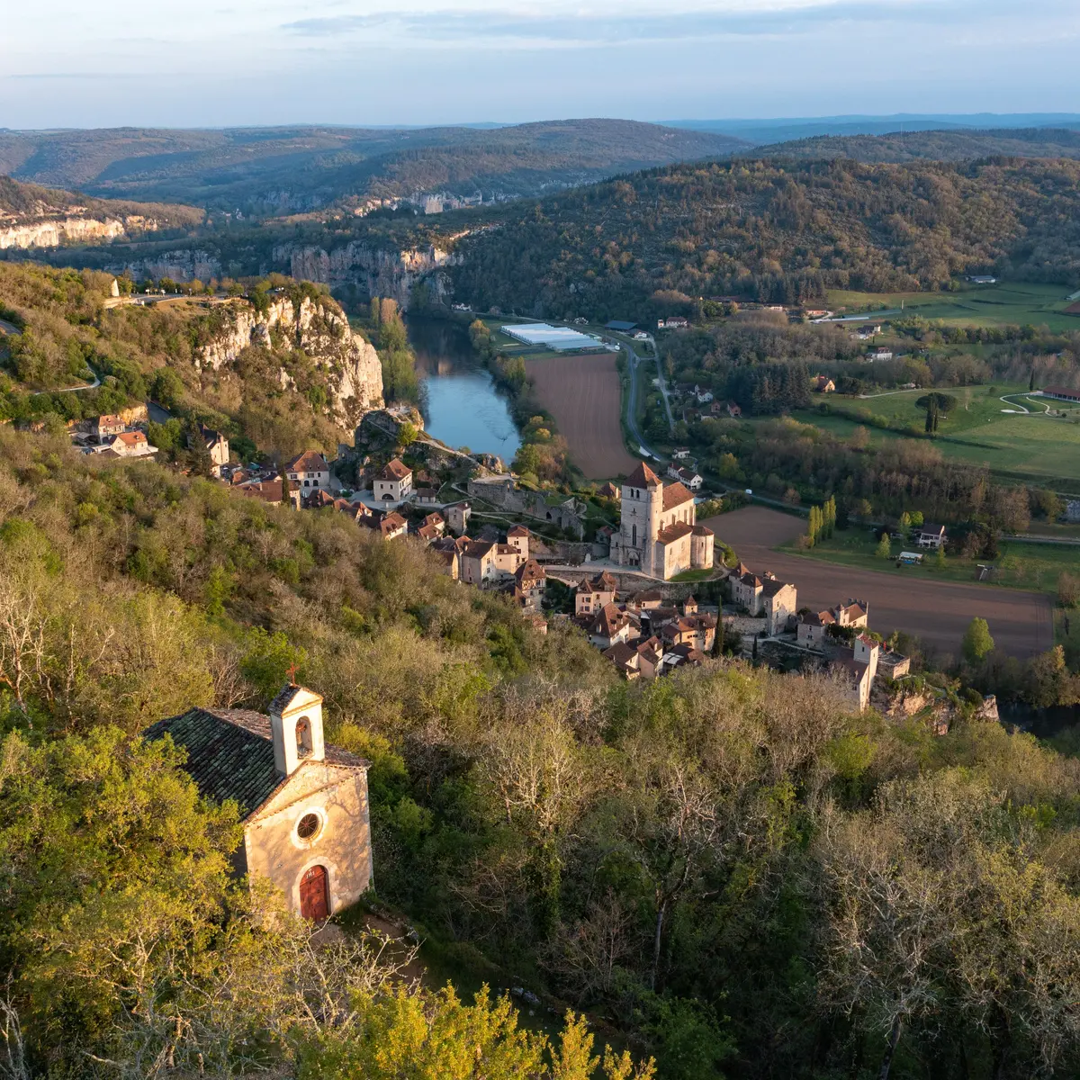 La chapelle Sainte-Croix dominant le village de Saint-Cirq-Lapopie