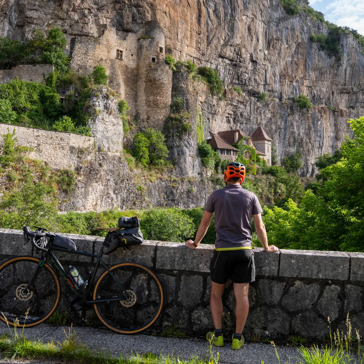 Halte devant les maisons troglodytes et les ruines du Château de Cabrerets