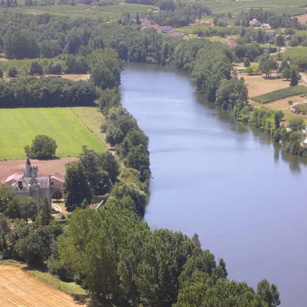 Crayssac : Vue sur la Rivière Lot et le Chateau de Langle situé à Caillac