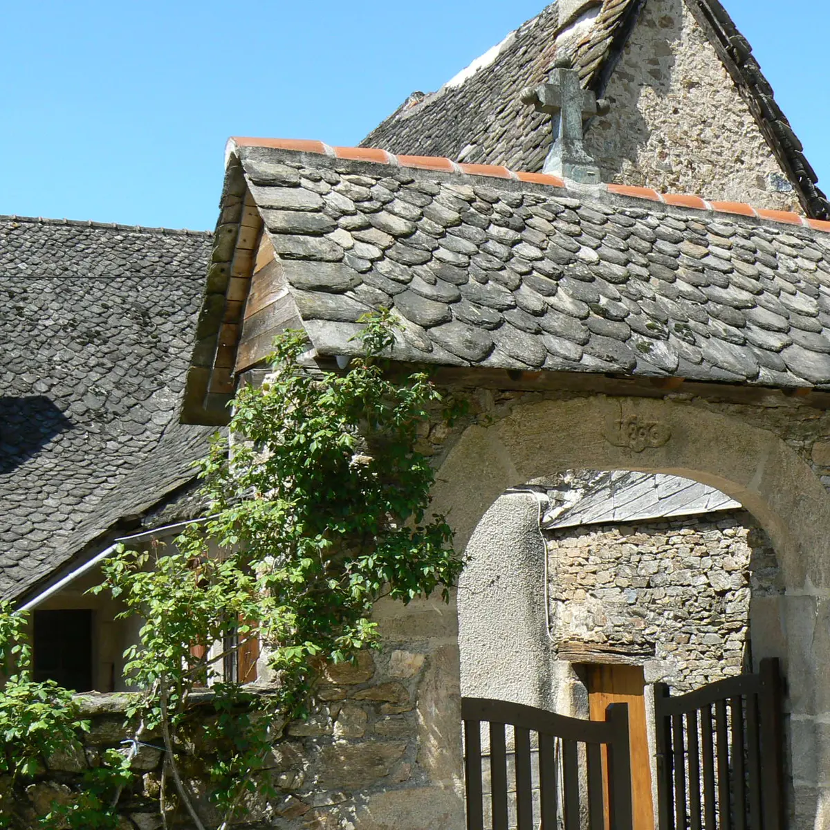 A Cahus, magnifique toit de lauzes.