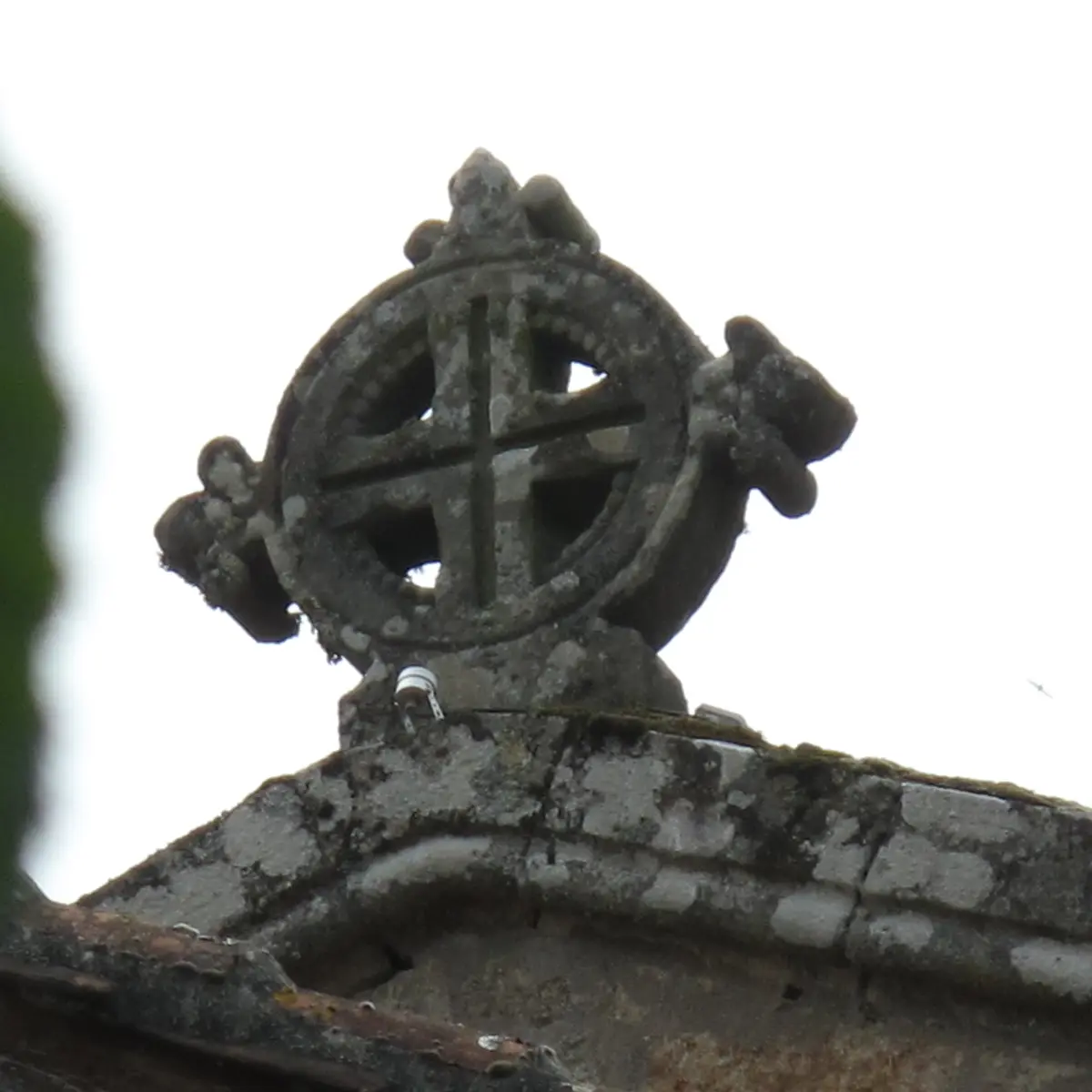 BELLE CROIX SUR LE HAUT DU CHEVET DE L'EGLISE DE CALVIAC