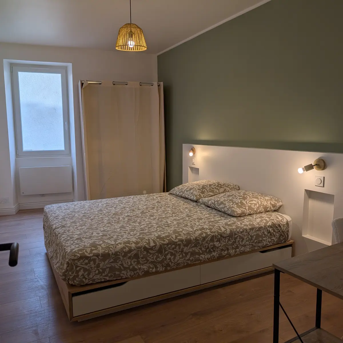 Chambre et son coin bureau