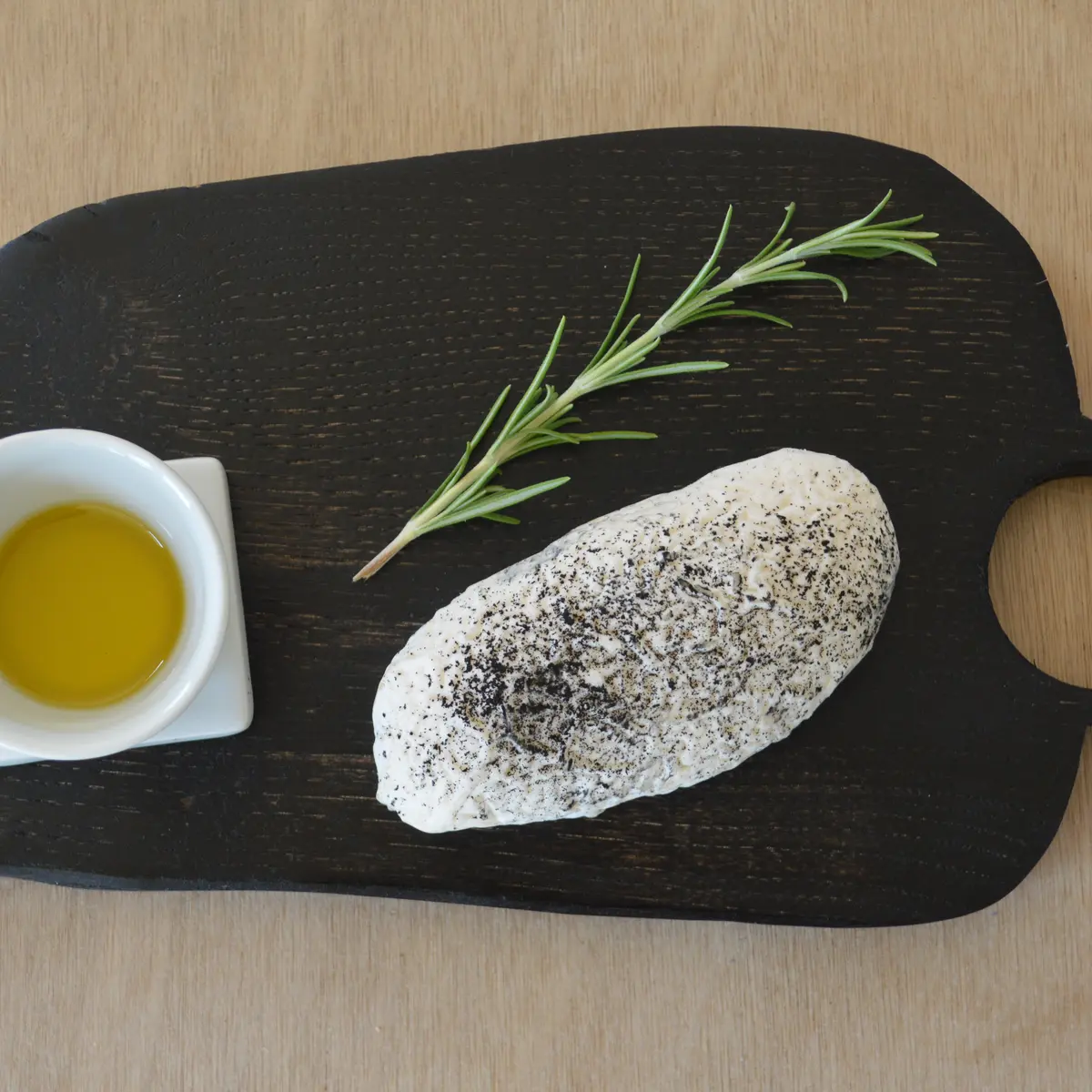 Planche en chataignier ébonisé, ramequin Virebent et et chevre Bois d'Amalthée