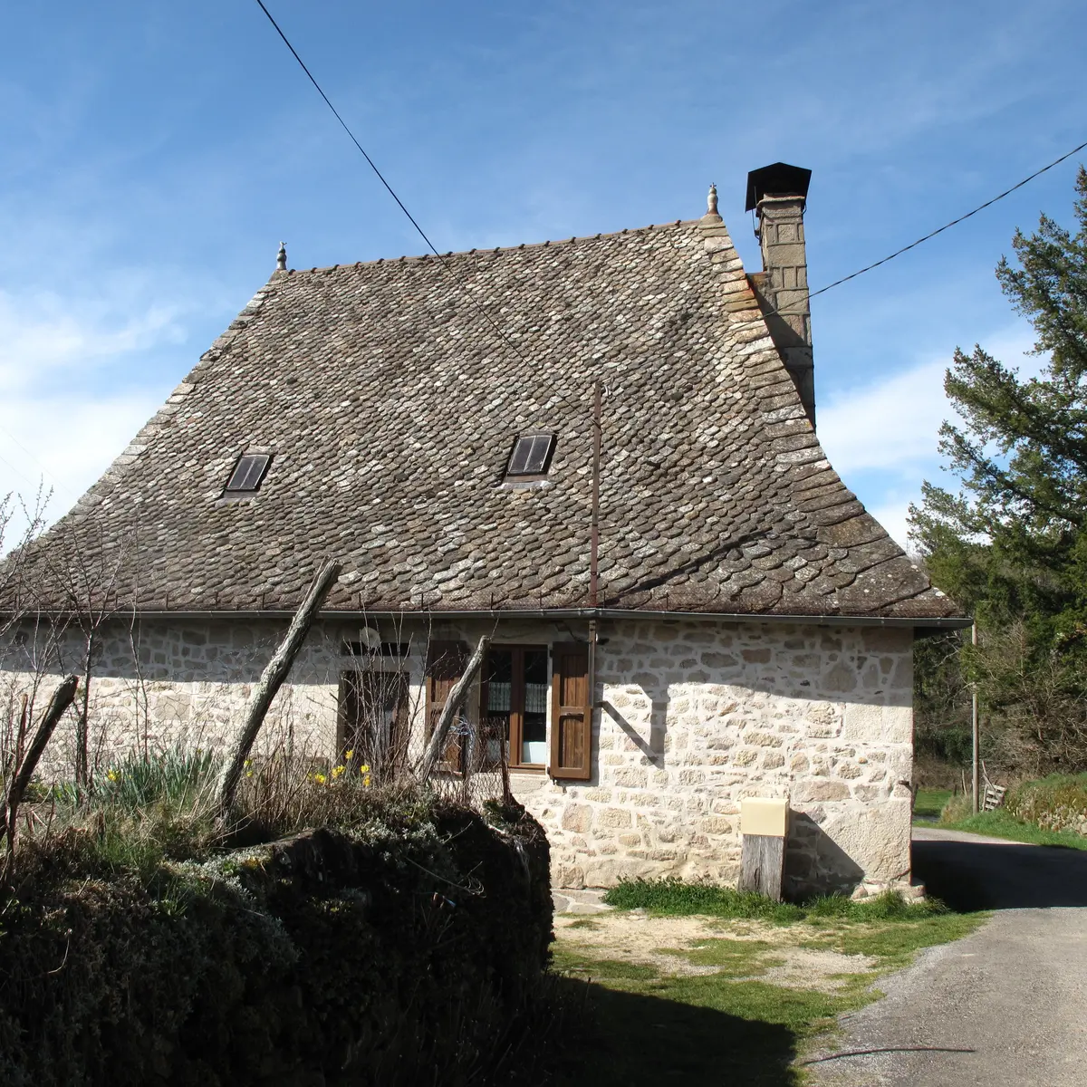 JOLIE MAISON A LA SORTIE DE LISSOULIE