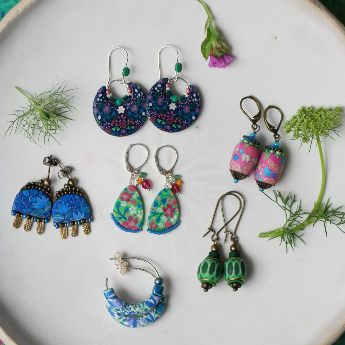 Bijoux colorés faits à la main