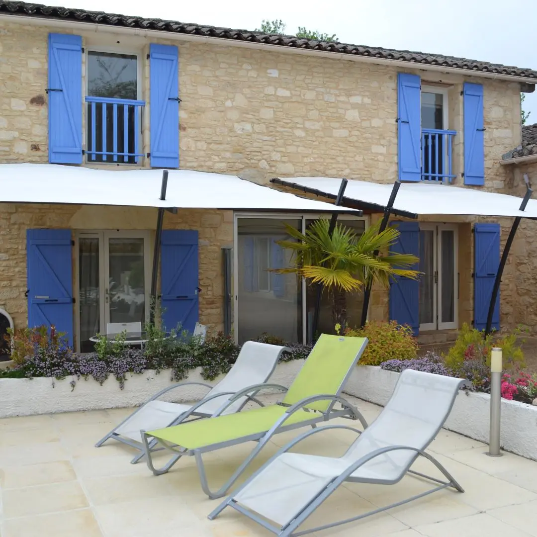 Fumel-Aux-blanches-pierres-Gite-Malbec-Pavy-et-Orny-transats