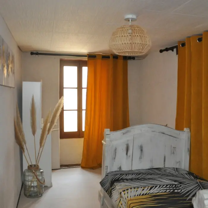 HLOAQU047V50FNBU_Penne_Gîte de Fleur_Chambre moutarde