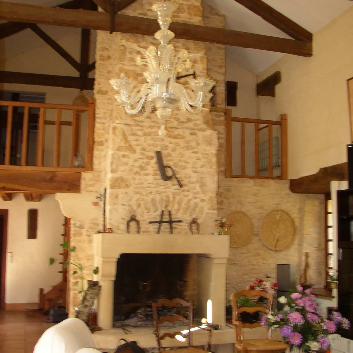 Le Cayrel - La cheminée du salon