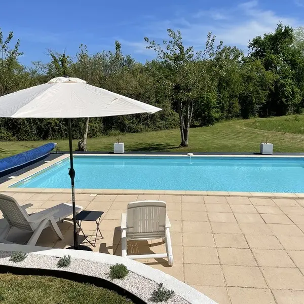 HLOAQU047V50J1IY_Cuzorn_O'Connor_Gîte Delphine_piscine