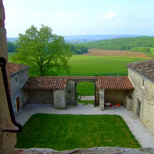 HLOAQU047FS00334_Thézac_Canel_L'écurie_vue