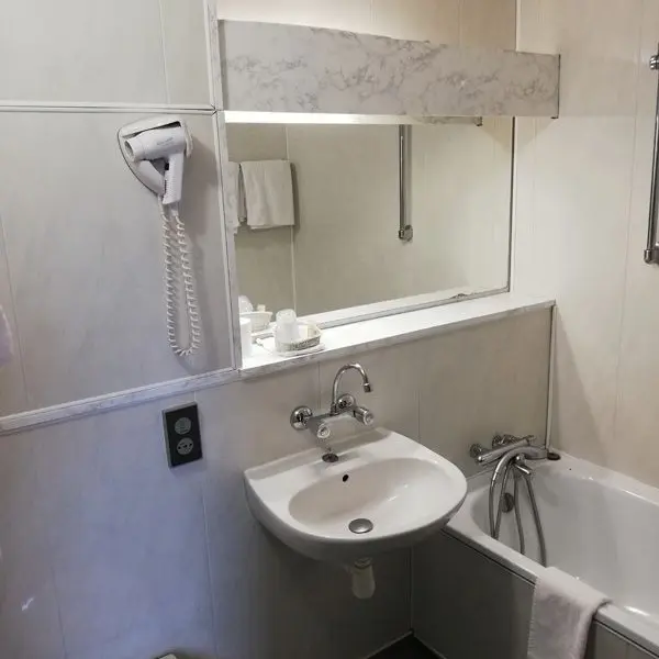 HOTAQU047FS0000W_Fumel_BritHôtel_sdb