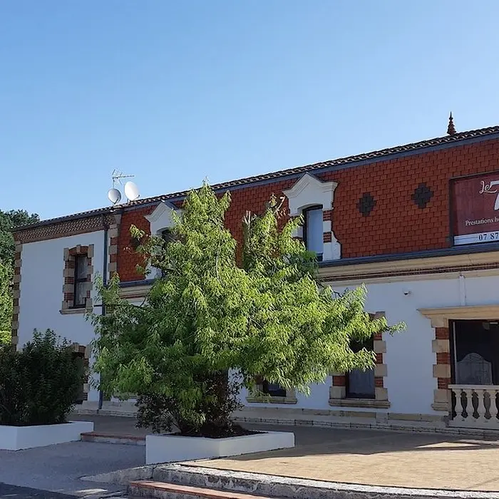 HLOAQU047V50DXBU_Fumel_Le72Watt_Marié_extérieur